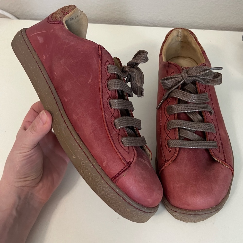 Po-Zu |‎ Vegan Sneakers Red Gum Bottom Sz 41/9